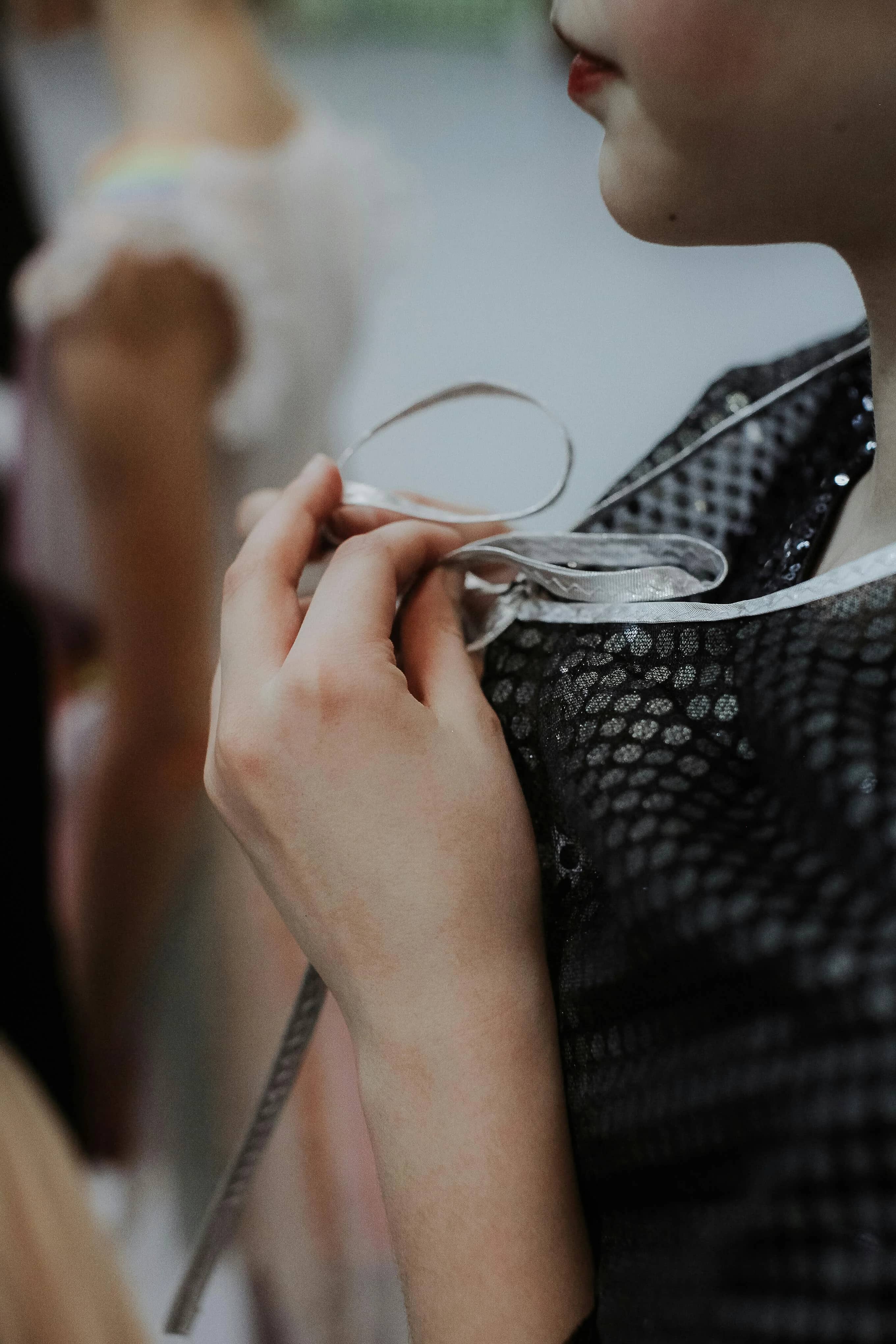 Croitori lucrând împreună în atelier