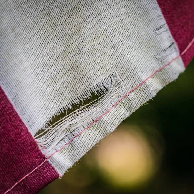 Material uzat cu zone slăbite, care limitează posibilitățile de retuș