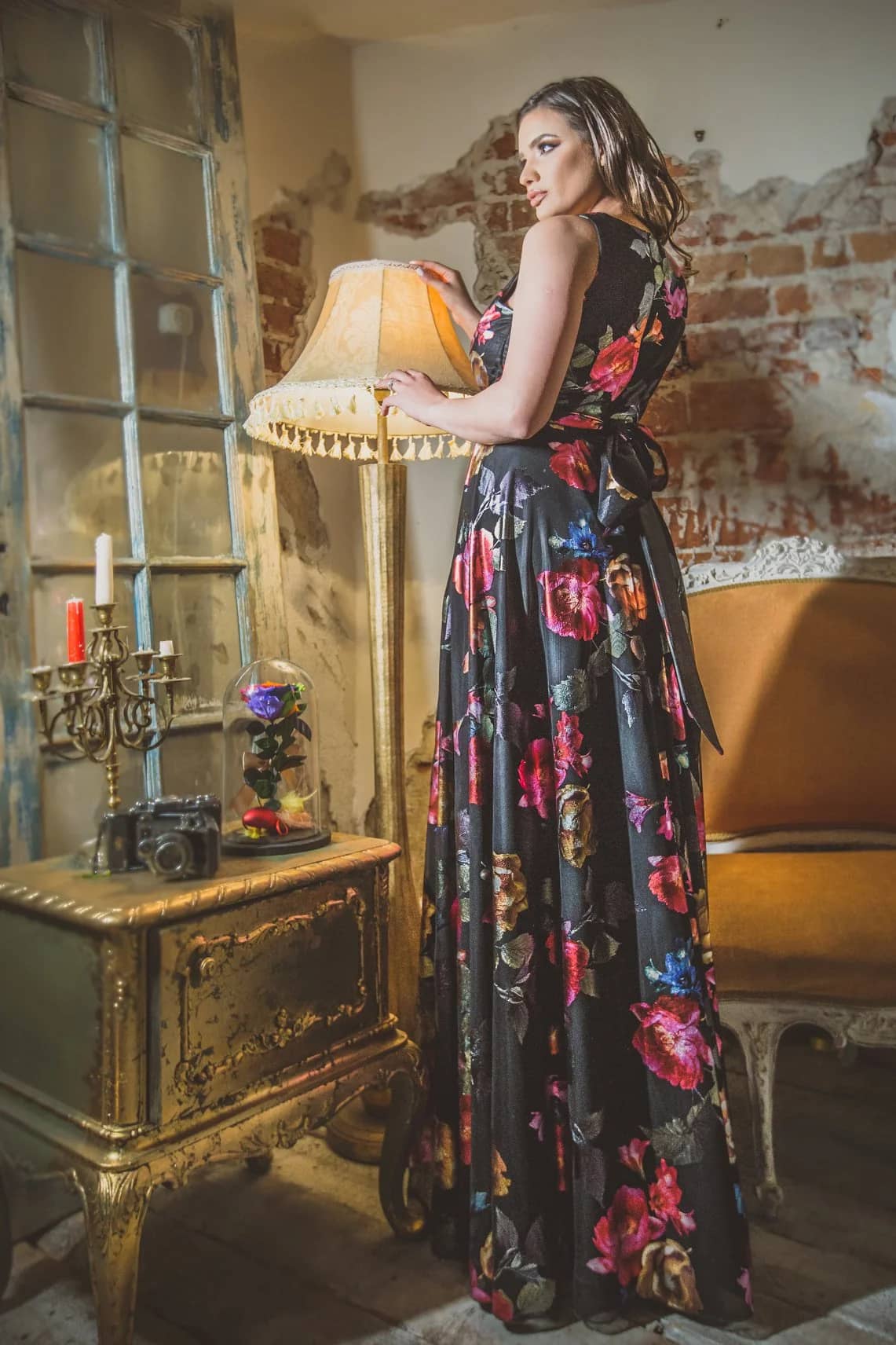 Rochie neagră lungă cu imprimeu floral, interior